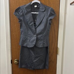 Chic Gray Skirt Set with Short-Sleeve Jacket